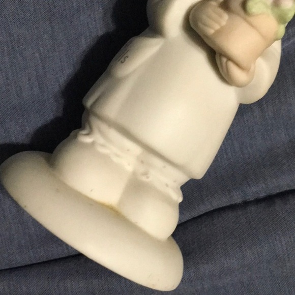 Precious Moments Angel of Mercy 102482 about 5-1/2” high 1986 vintage - Picture 7 of 7